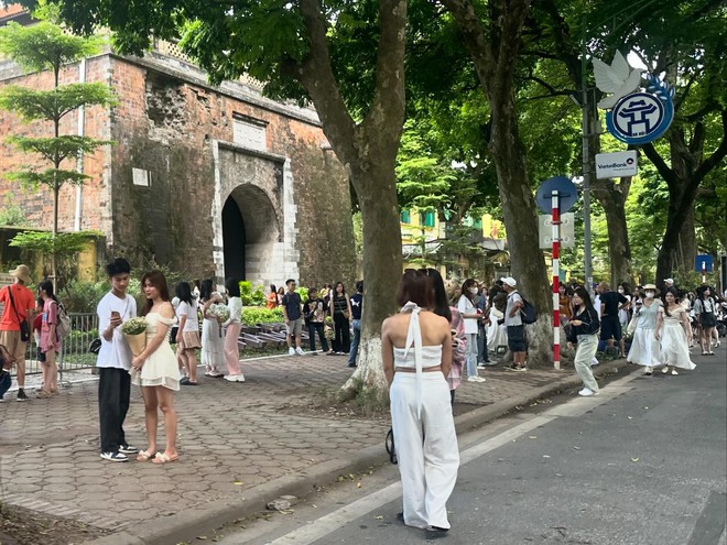 Giữa cái nắng 35 độ, hàng trăm “nàng thơ” dù toát mồ hôi vẫn miệt mài check-in phố thu Hà Nội- Ảnh 1. Giữa cái nắng 35 độ, hàng trăm “nàng thơ” dù toát mồ hôi vẫn miệt mài check-in phố thu Hà Nội- Ảnh 1.