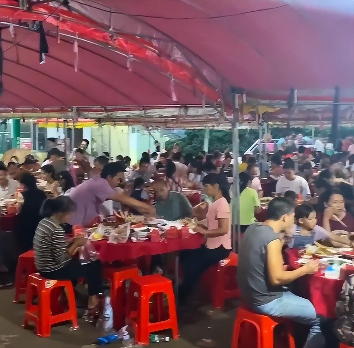 Bố bỏ hơn 1,7 tỷ đồng mở tiệc mừng con gái đỗ đại học, chắc chắn lỗ lớn nhưng lại được ngưỡng mộ vì một lý do khác- Ảnh 7. Bố bỏ hơn 1,7 tỷ đồng mở tiệc mừng con gái đỗ đại học, chắc chắn lỗ lớn nhưng lại được ngưỡng mộ vì một lý do khác- Ảnh 7.