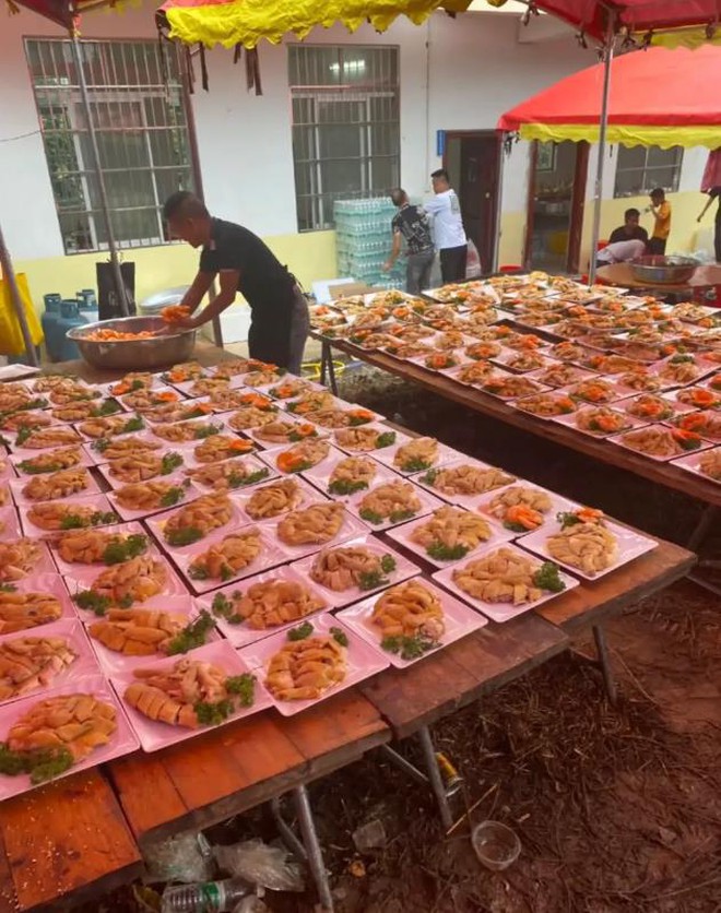Bố bỏ hơn 1,7 tỷ đồng mở tiệc mừng con gái đỗ đại học, chắc chắn lỗ lớn nhưng lại được ngưỡng mộ vì một lý do khác- Ảnh 4. Bố bỏ hơn 1,7 tỷ đồng mở tiệc mừng con gái đỗ đại học, chắc chắn lỗ lớn nhưng lại được ngưỡng mộ vì một lý do khác- Ảnh 4.