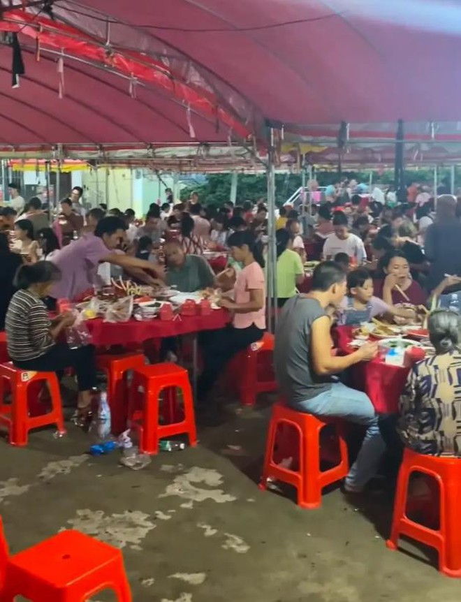 Bố bỏ hơn 1,7 tỷ đồng mở tiệc mừng con gái đỗ đại học, chắc chắn lỗ lớn nhưng lại được ngưỡng mộ vì một lý do khác- Ảnh 3. Bố bỏ hơn 1,7 tỷ đồng mở tiệc mừng con gái đỗ đại học, chắc chắn lỗ lớn nhưng lại được ngưỡng mộ vì một lý do khác- Ảnh 3.