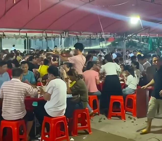 Bố bỏ hơn 1,7 tỷ đồng mở tiệc mừng con gái đỗ đại học, chắc chắn lỗ lớn nhưng lại được ngưỡng mộ vì một lý do khác- Ảnh 2. Bố bỏ hơn 1,7 tỷ đồng mở tiệc mừng con gái đỗ đại học, chắc chắn lỗ lớn nhưng lại được ngưỡng mộ vì một lý do khác- Ảnh 2.
