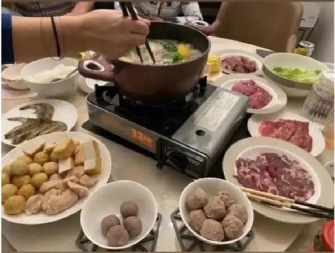 Mâm cơm của gia đình tỷ phú nổi tiếng gây bão mạng xã hội, có món gì mà khiến nhiều người khen cách họ dạy con?- Ảnh 2. Mâm cơm của gia đình tỷ phú nổi tiếng gây bão mạng xã hội, có món gì mà khiến nhiều người khen cách họ dạy con?- Ảnh 2.