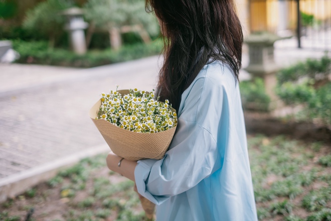 Giữa cái nắng 35 độ, hàng trăm “nàng thơ” dù toát mồ hôi vẫn miệt mài check-in phố thu Hà Nội- Ảnh 6. Giữa cái nắng 35 độ, hàng trăm “nàng thơ” dù toát mồ hôi vẫn miệt mài check-in phố thu Hà Nội- Ảnh 6.