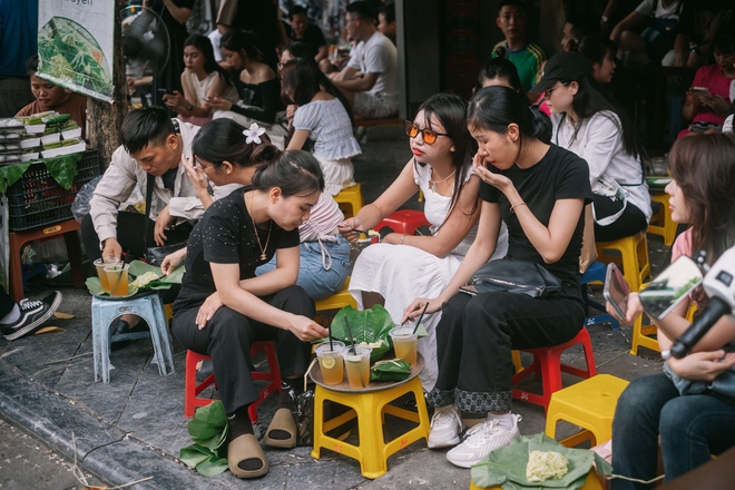 Giữa cái nắng 35 độ, hàng trăm “nàng thơ” dù toát mồ hôi vẫn miệt mài check-in phố thu Hà Nội- Ảnh 19. Giữa cái nắng 35 độ, hàng trăm “nàng thơ” dù toát mồ hôi vẫn miệt mài check-in phố thu Hà Nội- Ảnh 19.