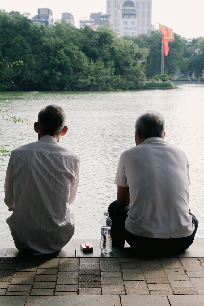 Giữa cái nắng 35 độ, hàng trăm “nàng thơ” dù toát mồ hôi vẫn miệt mài check-in phố thu Hà Nội- Ảnh 25. Giữa cái nắng 35 độ, hàng trăm “nàng thơ” dù toát mồ hôi vẫn miệt mài check-in phố thu Hà Nội- Ảnh 25.