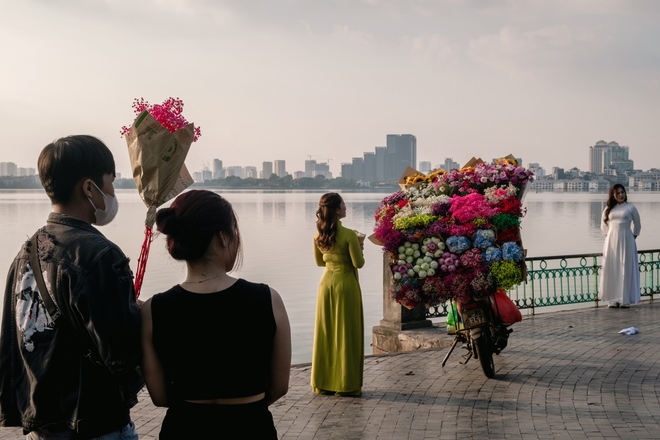 Giữa cái nắng 35 độ, hàng trăm “nàng thơ” dù toát mồ hôi vẫn miệt mài check-in phố thu Hà Nội- Ảnh 4. Giữa cái nắng 35 độ, hàng trăm “nàng thơ” dù toát mồ hôi vẫn miệt mài check-in phố thu Hà Nội- Ảnh 4.