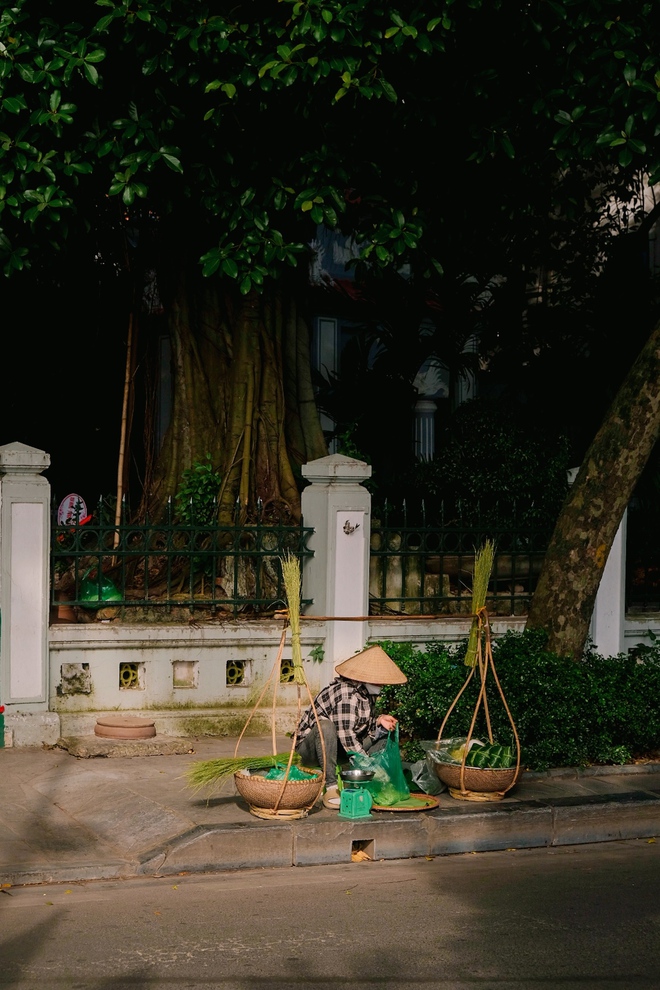 Giữa cái nắng 35 độ, hàng trăm “nàng thơ” dù toát mồ hôi vẫn miệt mài check-in phố thu Hà Nội- Ảnh 15. Giữa cái nắng 35 độ, hàng trăm “nàng thơ” dù toát mồ hôi vẫn miệt mài check-in phố thu Hà Nội- Ảnh 15.