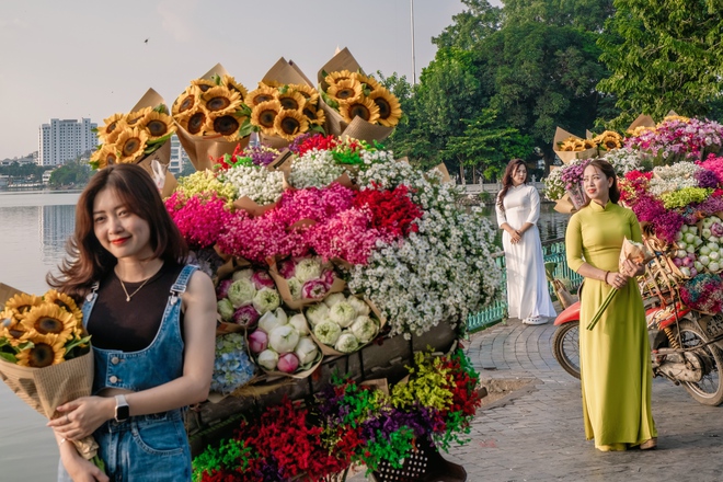 Giữa cái nắng 35 độ, hàng trăm “nàng thơ” dù toát mồ hôi vẫn miệt mài check-in phố thu Hà Nội- Ảnh 3. Giữa cái nắng 35 độ, hàng trăm “nàng thơ” dù toát mồ hôi vẫn miệt mài check-in phố thu Hà Nội- Ảnh 3.