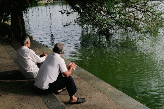Giữa cái nắng 35 độ, hàng trăm “nàng thơ” dù toát mồ hôi vẫn miệt mài check-in phố thu Hà Nội- Ảnh 23. Giữa cái nắng 35 độ, hàng trăm “nàng thơ” dù toát mồ hôi vẫn miệt mài check-in phố thu Hà Nội- Ảnh 23.