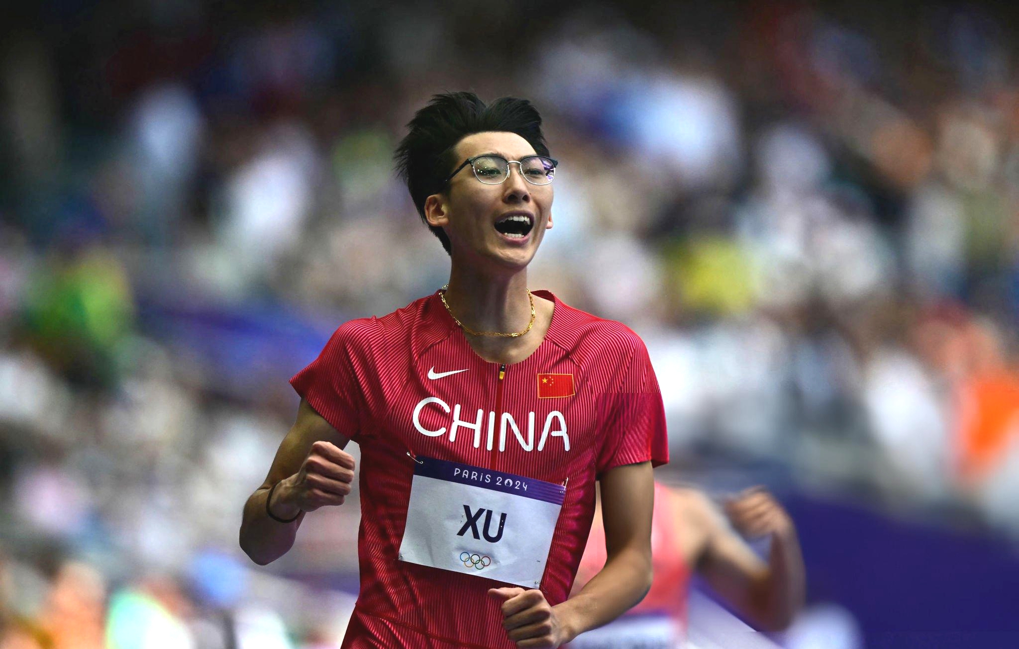 VĐV gây sốt tại Olympic vì giao diện "như đi thi học sinh giỏi", vừa đeo kính vừa chạy băng băng về đích- Ảnh 2. VĐV gây sốt tại Olympic vì giao diện "như đi thi học sinh giỏi", vừa đeo kính vừa chạy băng băng về đích- Ảnh 2.