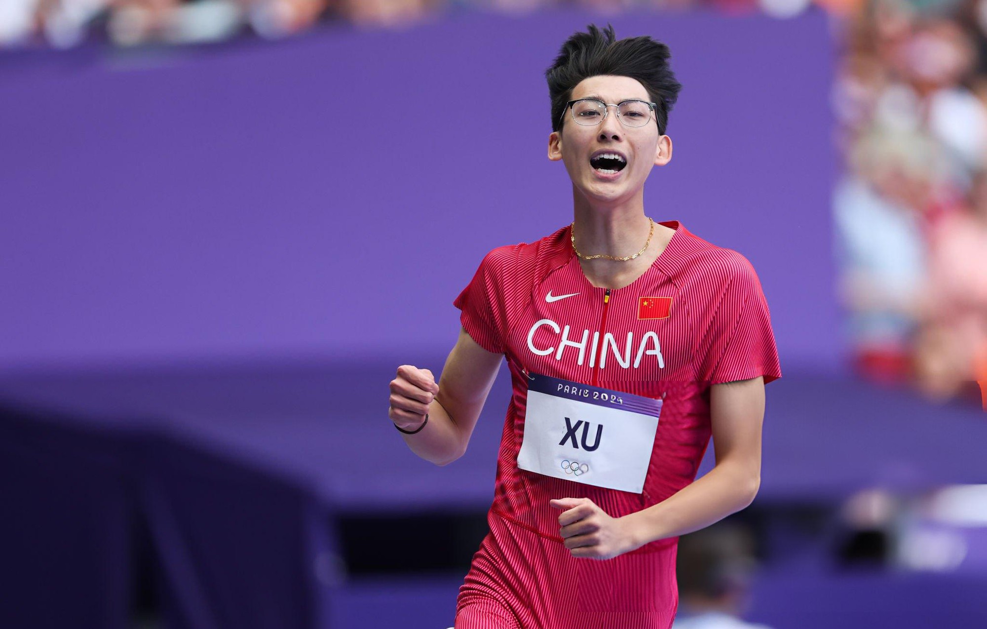 VĐV gây sốt tại Olympic vì giao diện "như đi thi học sinh giỏi", vừa đeo kính vừa chạy băng băng về đích- Ảnh 1. VĐV gây sốt tại Olympic vì giao diện "như đi thi học sinh giỏi", vừa đeo kính vừa chạy băng băng về đích- Ảnh 1.
