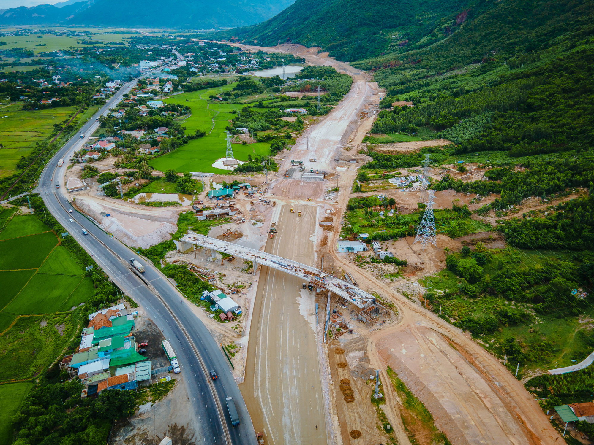 Đoạn cao tốc gần 12.000 tỷ, dự kiến vượt tiến độ 6 tháng, nhanh nhất trong các dự án thành phần cao tốc Bắc - Nam- Ảnh 11. Đoạn cao tốc gần 12.000 tỷ, dự kiến vượt tiến độ 6 tháng, nhanh nhất trong các dự án thành phần cao tốc Bắc - Nam- Ảnh 11.