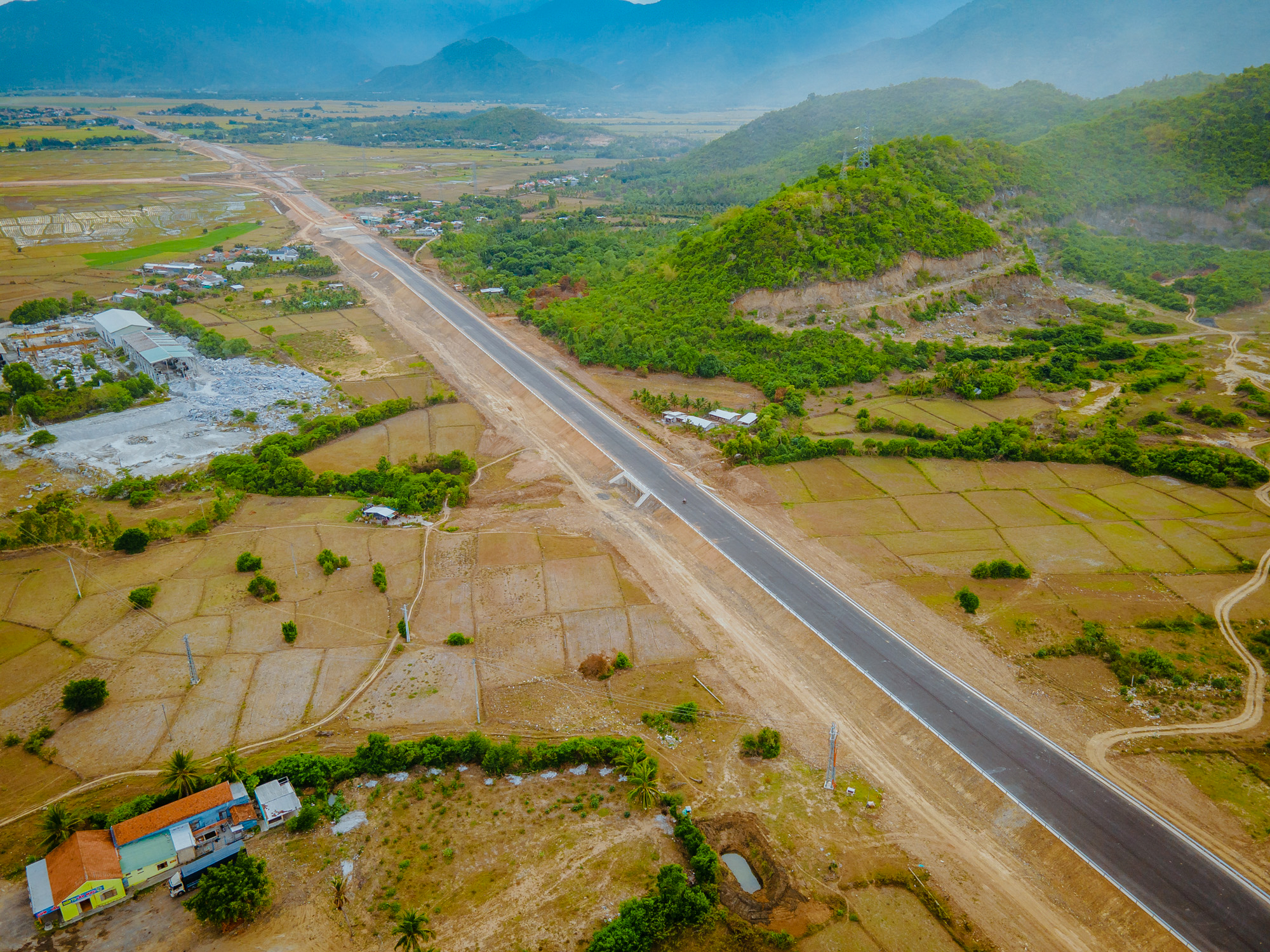 Đoạn cao tốc gần 12.000 tỷ, dự kiến vượt tiến độ 6 tháng, nhanh nhất trong các dự án thành phần cao tốc Bắc - Nam- Ảnh 4. Đoạn cao tốc gần 12.000 tỷ, dự kiến vượt tiến độ 6 tháng, nhanh nhất trong các dự án thành phần cao tốc Bắc - Nam- Ảnh 4.