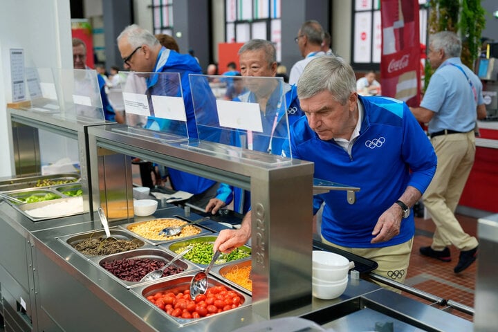 VĐV phát hiện giun trong thức ăn tại làng Olympic- Ảnh 2.