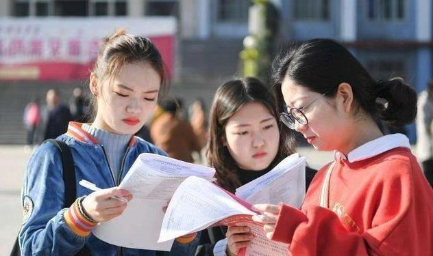 Nữ sinh thi đậu đại học top đầu, cha mẹ đích thân đưa đi nhập học, đến nơi xong bỗng dưng phẫn nộ bỏ về: “Biết thế thi lại còn hơn”- Ảnh 2. Nữ sinh thi đậu đại học top đầu, cha mẹ đích thân đưa đi nhập học, đến nơi xong bỗng dưng phẫn nộ bỏ về: “Biết thế thi lại còn hơn”- Ảnh 2.