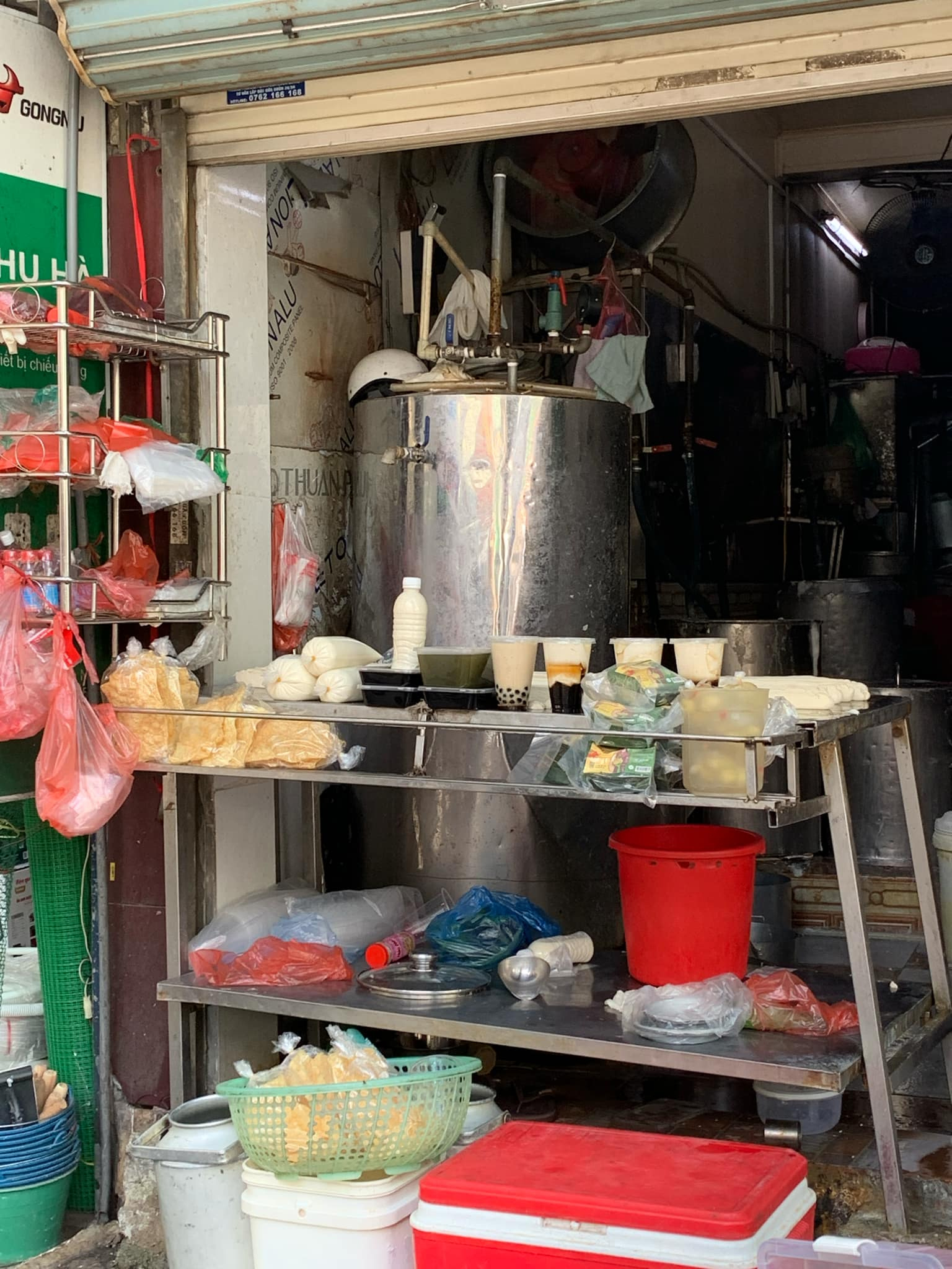 Món ăn vặt "di động" được nhiều người chọn để giải nhiệt mùa hè, chuyên gia khuyên nhớ kỹ 1 điều trước khi ăn để tránh rủi ro- Ảnh 1. Món ăn vặt "di động" được nhiều người chọn để giải nhiệt mùa hè, chuyên gia khuyên nhớ kỹ 1 điều trước khi ăn để tránh rủi ro- Ảnh 1.