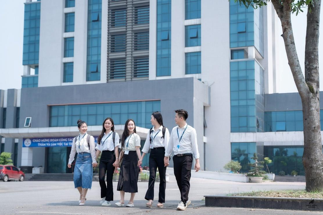 Giảng viên bị đánh giá "không hoàn thành nhiệm vụ" vì không đi học Tiến sĩ: Hiệu trưởng nói gì?- Ảnh 2. Giảng viên bị đánh giá "không hoàn thành nhiệm vụ" vì không đi học Tiến sĩ: Hiệu trưởng nói gì?- Ảnh 2.