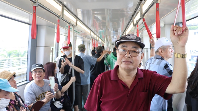 Hình ảnh khó tin ở tuyến metro đắt thứ nhì Việt Nam: Khách chật kín và thích thú vì một điều chưa từng có- Ảnh 19.