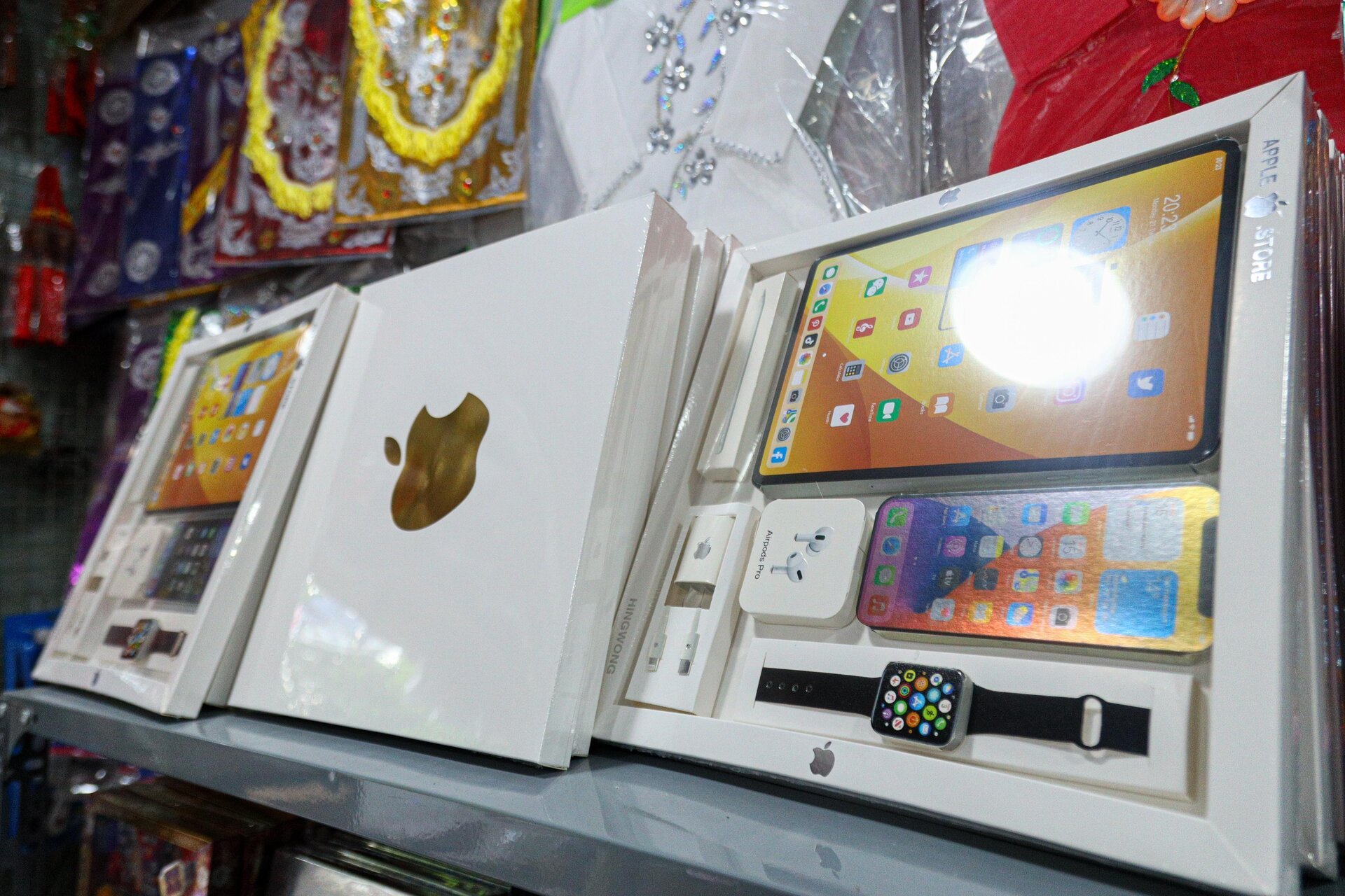 Nhà lầu, ô tô, điện thoại IPhone gấp rút sản xuất cho 'cõi âm' kịp rằm tháng 7- Ảnh 26.