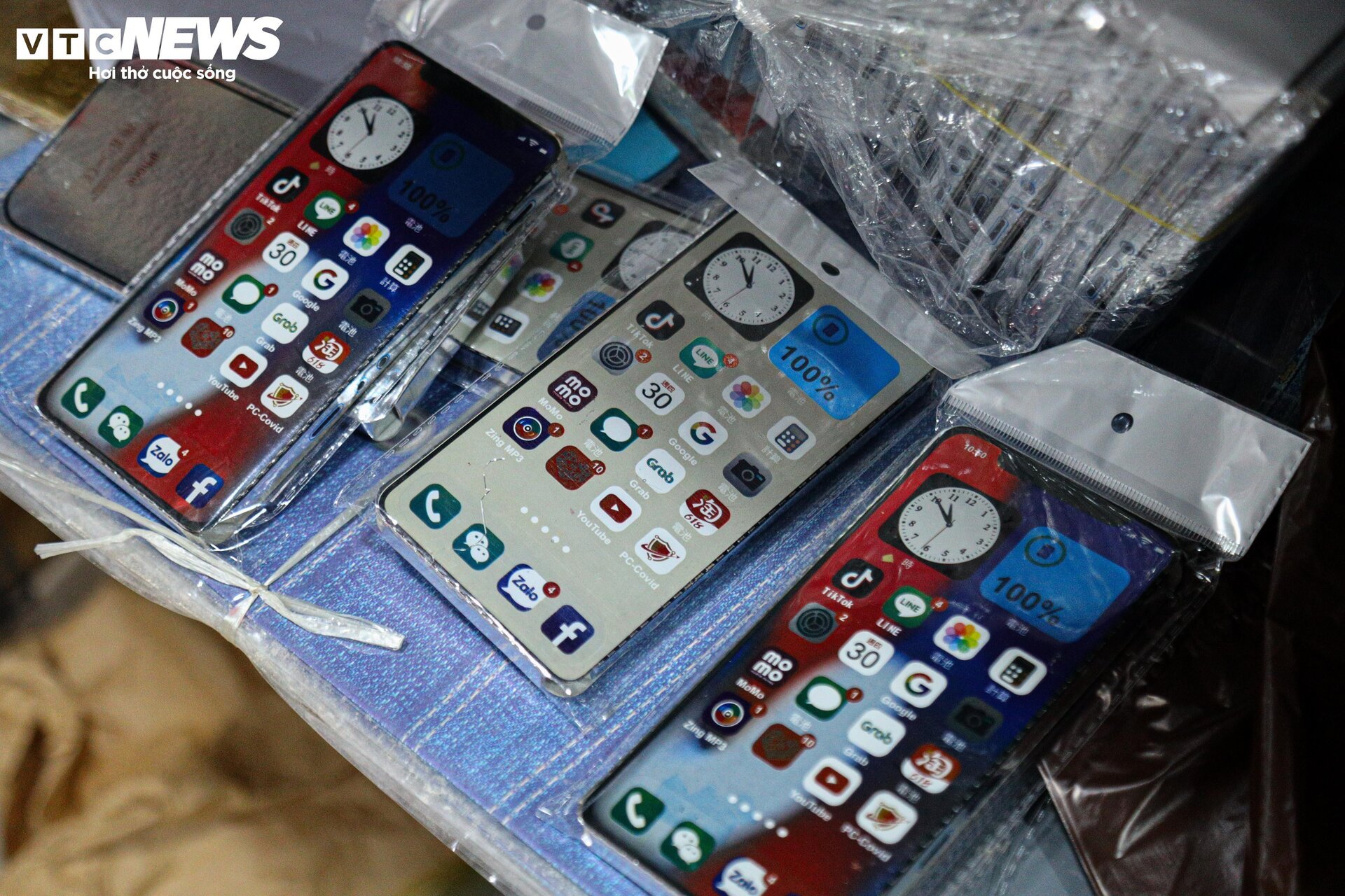 Nhà lầu, ô tô, điện thoại IPhone gấp rút sản xuất cho 'cõi âm' kịp rằm tháng 7- Ảnh 27.