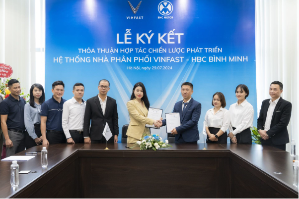 Đối tác của VinFast chuyển 11 đại lý từ bán xe xăng sang xe điện, sẽ mở sang cả nước ngoài- Ảnh 3. Đối tác của VinFast chuyển 11 đại lý từ bán xe xăng sang xe điện, sẽ mở sang cả nước ngoài- Ảnh 3.