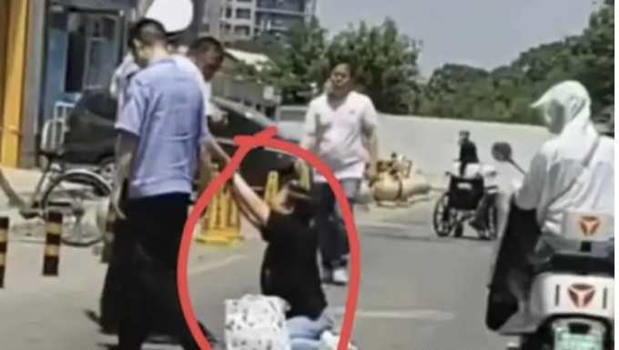 2 đứa trẻ cùng bị buộc tội trộm cắp ở siêu thị: 1 em hành động dại dột, 1 em có phản ứng khiến nhân viên sợ xanh mặt- Ảnh 1. 2 đứa trẻ cùng bị buộc tội trộm cắp ở siêu thị: 1 em hành động dại dột, 1 em có phản ứng khiến nhân viên sợ xanh mặt- Ảnh 1.