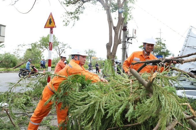 EVN: Gần 230.000 khách hàng bị mất điện do mưa bão- Ảnh 1.