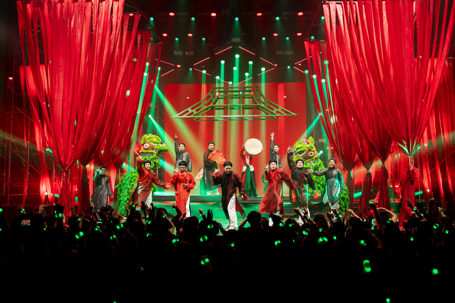 Nữ NSND là Phó Giám đốc gây bão MXH khi hát chèo cùng các "Anh trai vượt ngàn chông gai", tuổi 49 viên mãn bên chồng cũng làm Giám đốc nhà hát- Ảnh 3.