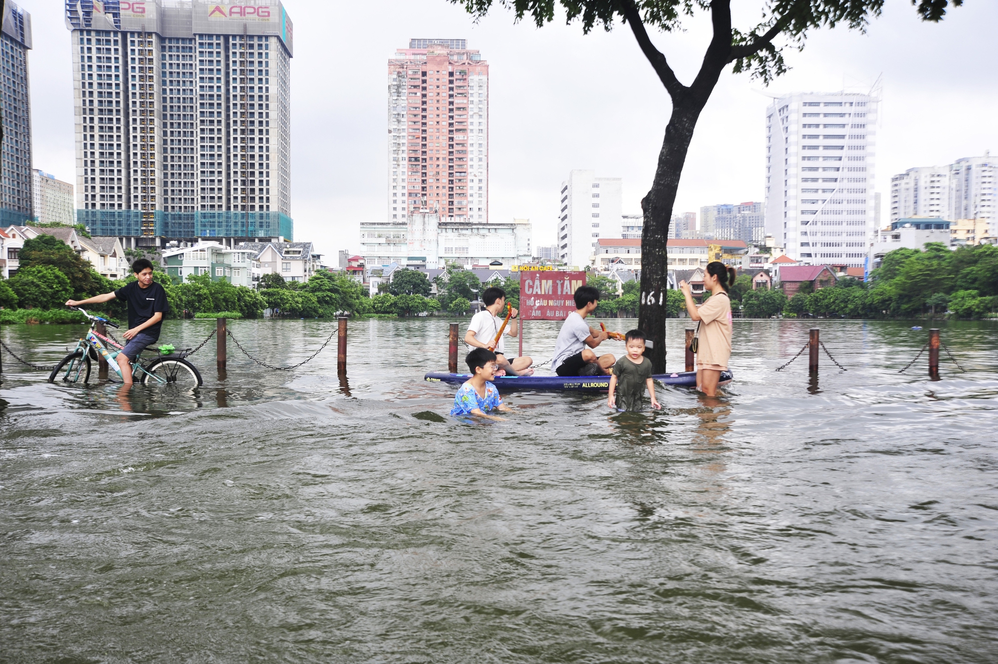 Một số bạn trẻ chèo thuyền