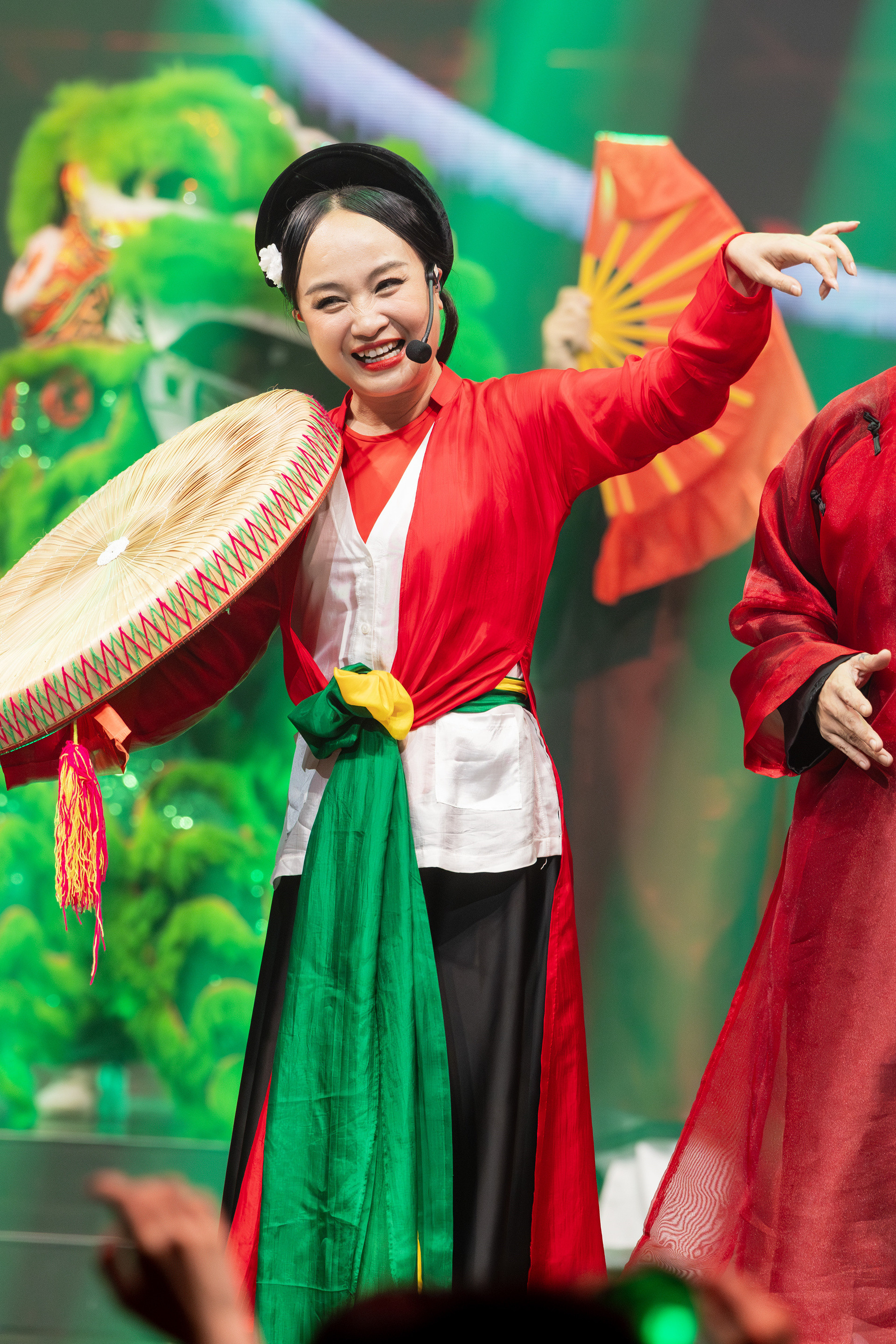 Nữ NSND là Phó Giám đốc gây bão MXH khi hát chèo cùng các "Anh trai vượt ngàn chông gai", tuổi 49 viên mãn bên chồng cũng làm Giám đốc nhà hát- Ảnh 2.