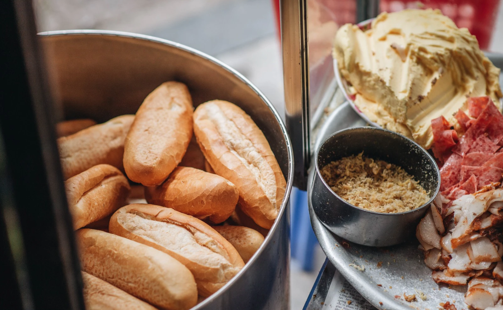 Hàng bánh mì "rẻ nhất" phố cổ Hà Nội phải treo biển "không phận sự miễn vào" sau khi bị bão tàn phá- Ảnh 4.