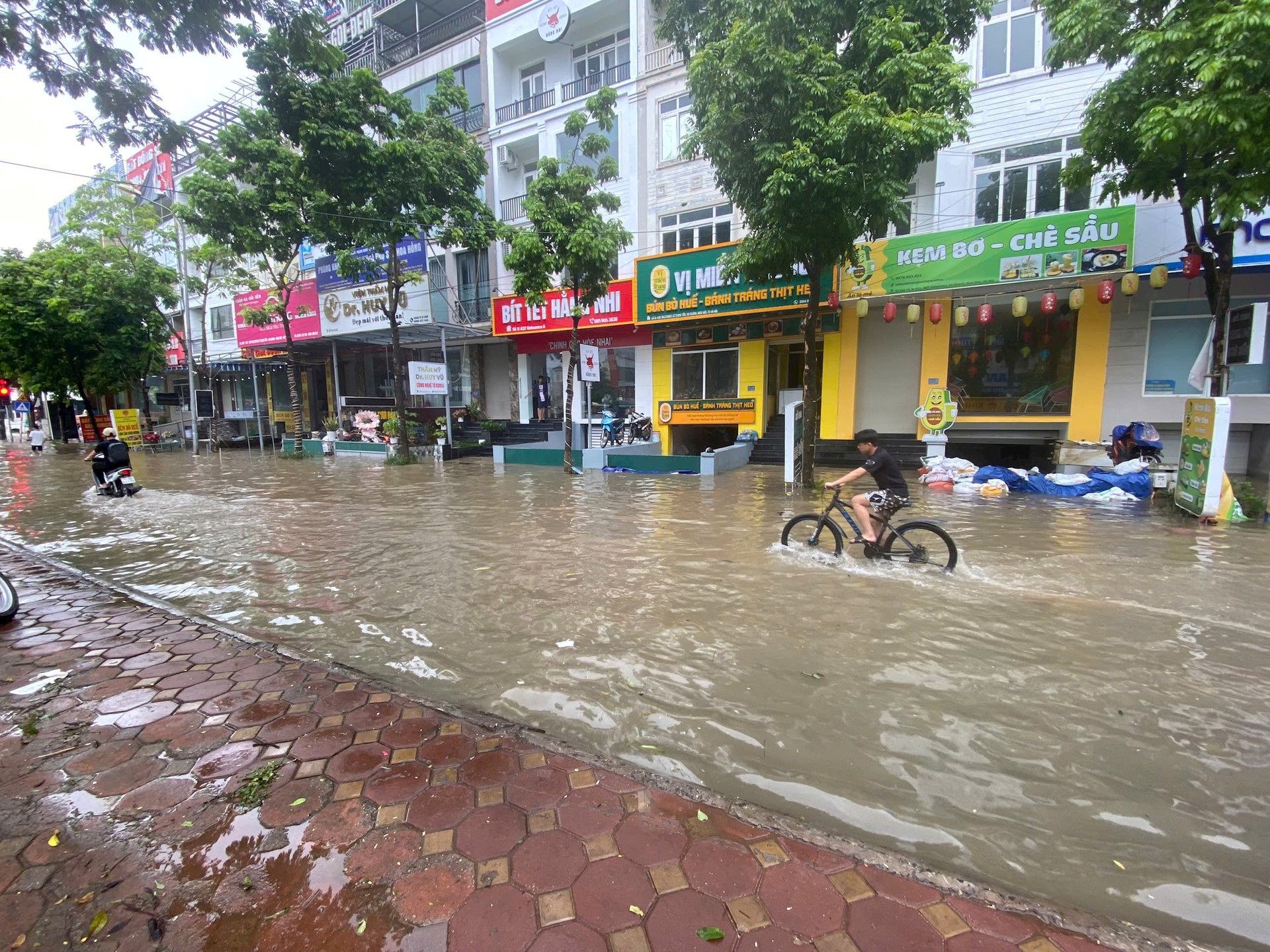 Làng biệt thự triệu đô mênh mông biển nước, cư dân đắp cát, kê bạt để nước không tràn vào hầm- Ảnh 5.