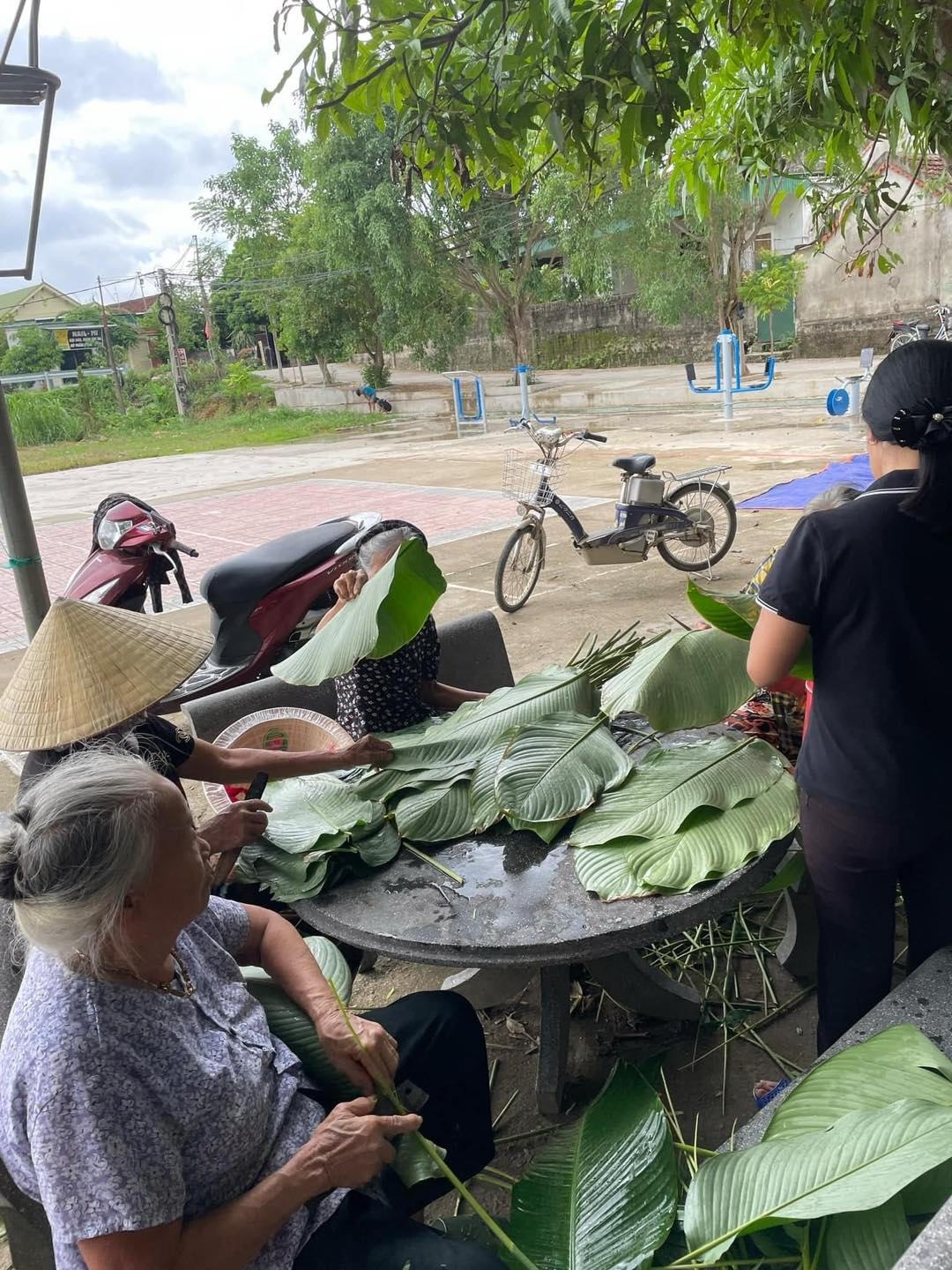 Bà con khắp nơi ngày đêm gói bánh chưng, nấu đồ ăn, gói ghém yêu thương gửi về miền Bắc!- Ảnh 3.