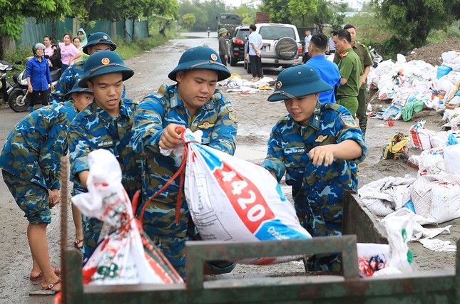 Hà Nội: Huy động lực lượng đắp bao tải chống tràn đê- Ảnh 3. Hà Nội: Huy động lực lượng đắp bao tải chống tràn đê- Ảnh 3.