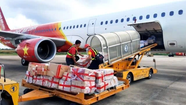 Vietnam Airlines, Vietjet Air, Bamboo Airways vận chuyển miễn phí hàng hóa cứu trợ người dân vùng lũ- Ảnh 2.