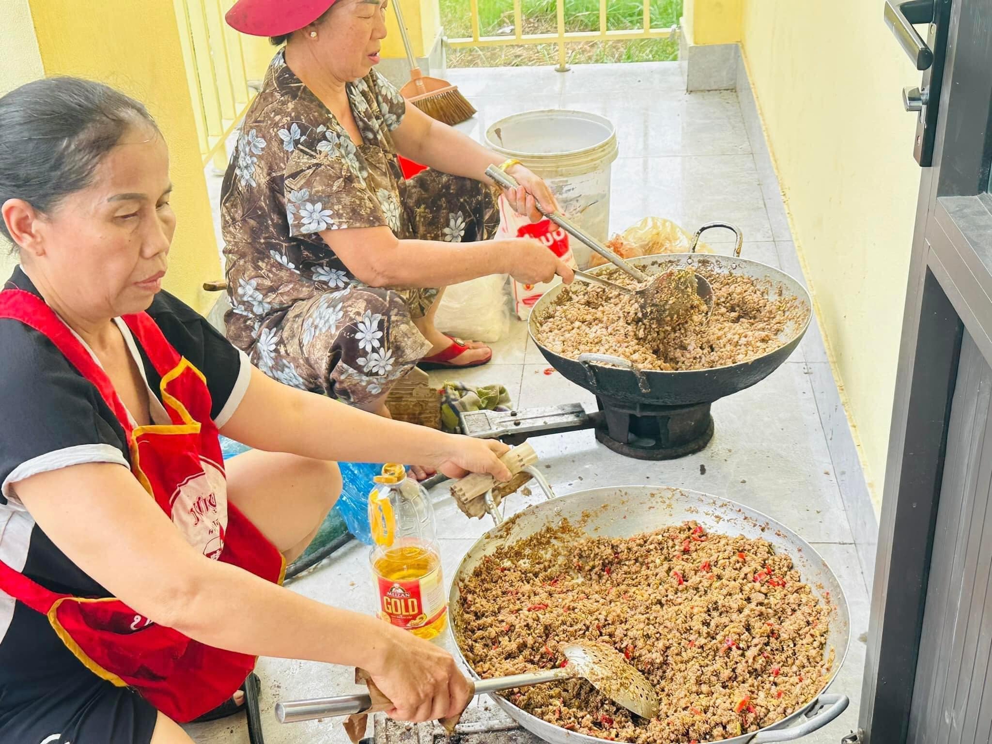 Bà con khắp nơi ngày đêm gói bánh chưng, nấu đồ ăn, gói ghém yêu thương gửi về miền Bắc!- Ảnh 7.