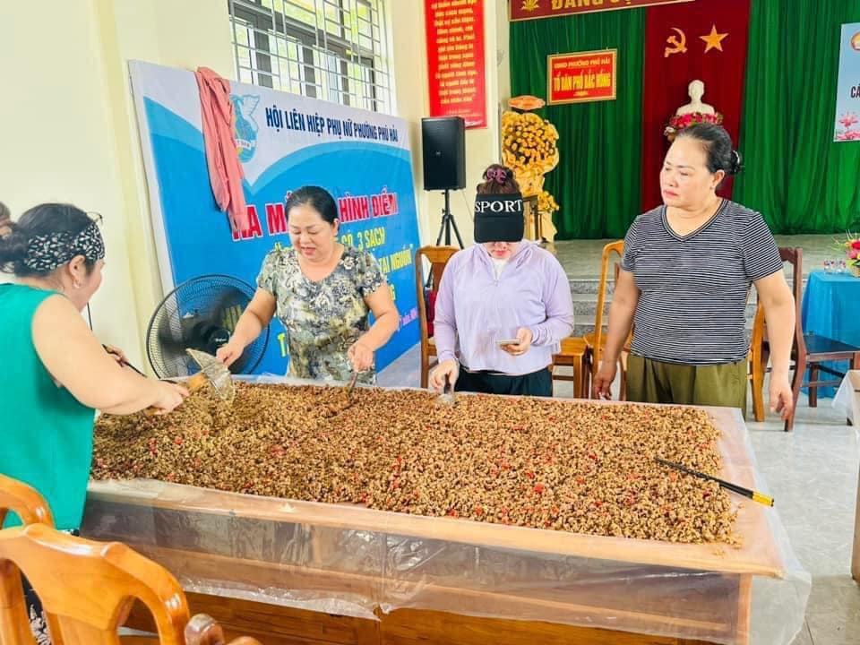 Bà con khắp nơi ngày đêm gói bánh chưng, nấu đồ ăn, gói ghém yêu thương gửi về miền Bắc!- Ảnh 8.