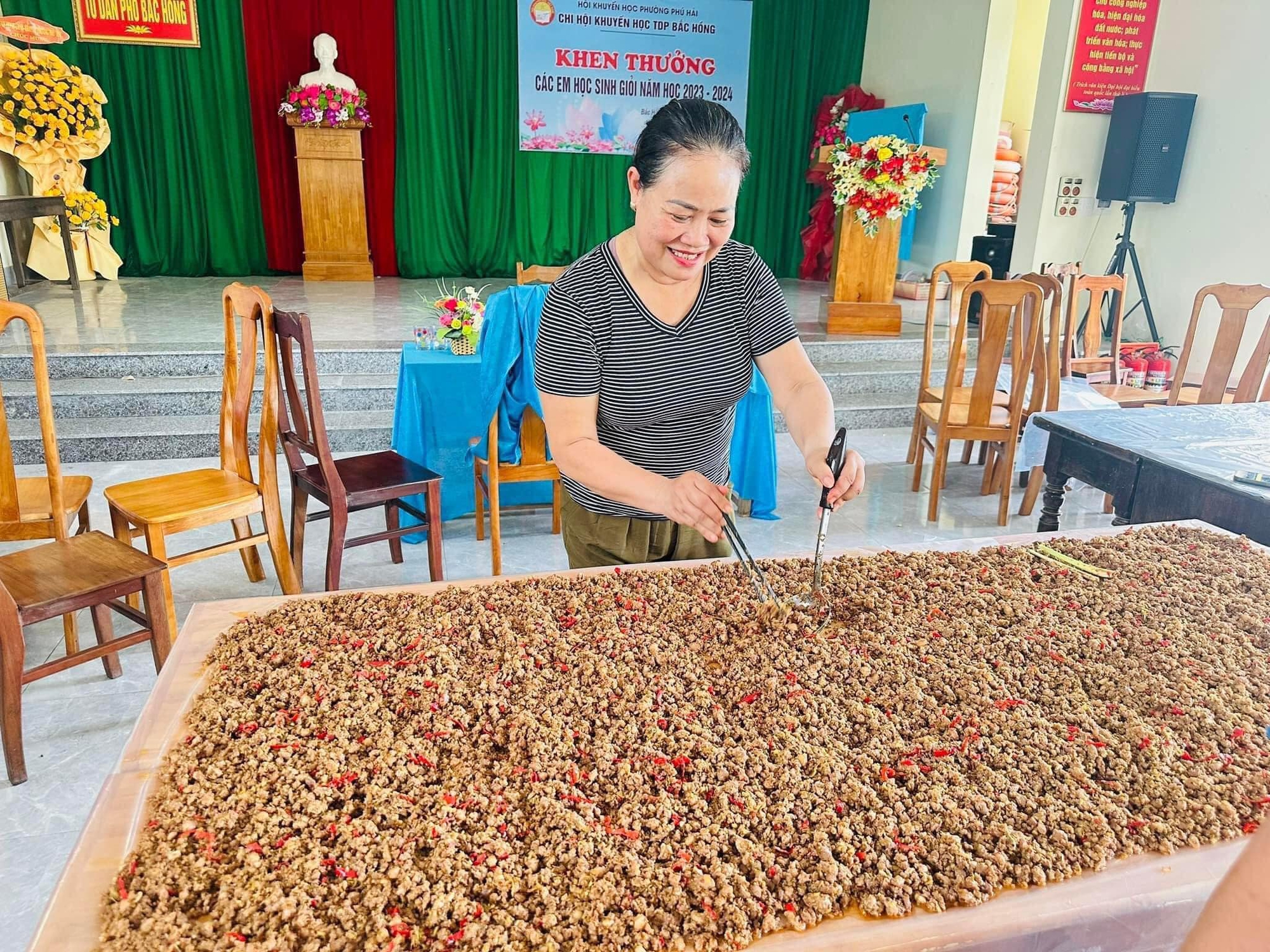 Bà con khắp nơi ngày đêm gói bánh chưng, nấu đồ ăn, gói ghém yêu thương gửi về miền Bắc!- Ảnh 9.