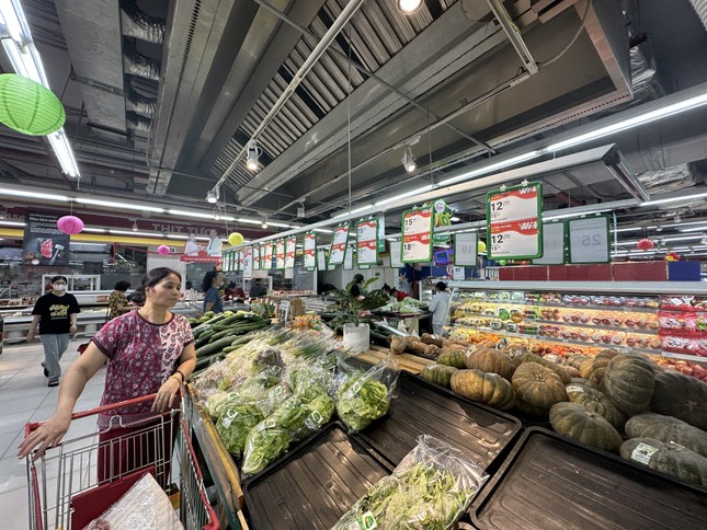 Hà Nội: Người người đi siêu thị 'vét sạch' rau, thịt- Ảnh 2. Hà Nội: Người người đi siêu thị 'vét sạch' rau, thịt- Ảnh 2.