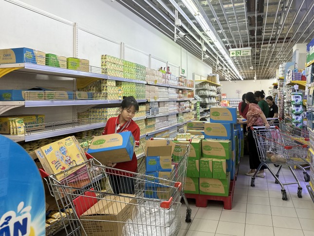 Hà Nội: Người người đi siêu thị 'vét sạch' rau, thịt- Ảnh 9. Hà Nội: Người người đi siêu thị 'vét sạch' rau, thịt- Ảnh 9.