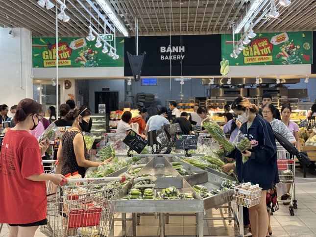 Hà Nội: Người người đi siêu thị 'vét sạch' rau, thịt- Ảnh 1. Hà Nội: Người người đi siêu thị 'vét sạch' rau, thịt- Ảnh 1.