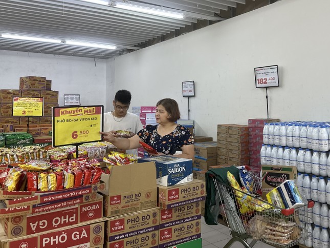 Hà Nội: Người người đi siêu thị 'vét sạch' rau, thịt- Ảnh 10. Hà Nội: Người người đi siêu thị 'vét sạch' rau, thịt- Ảnh 10.