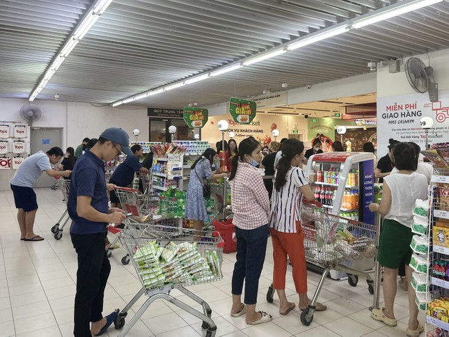 Hà Nội: Người người đi siêu thị 'vét sạch' rau, thịt- Ảnh 11. Hà Nội: Người người đi siêu thị 'vét sạch' rau, thịt- Ảnh 11.