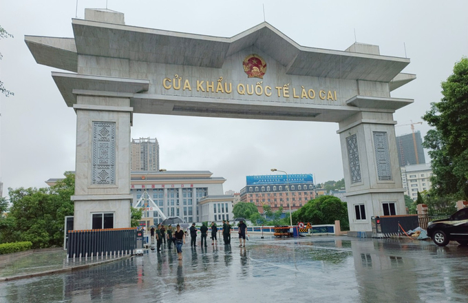 Khôi phục hoạt động xuất nhập cảnh qua cửa khẩu Lào Cai- Ảnh 1.