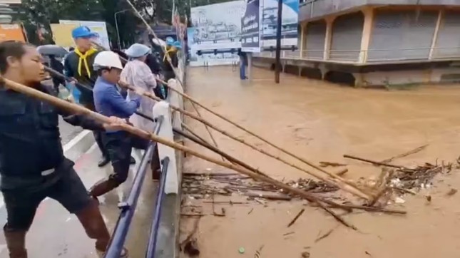 Lũ tấn công miền bắc Thái Lan, hàng trăm người mắc kẹt- Ảnh 1.