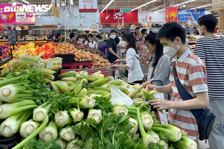 Phục vụ miền Bắc lũ lụt, siêu thị cam kết đủ hàng, không tăng giá bán- Ảnh 1. Phục vụ miền Bắc lũ lụt, siêu thị cam kết đủ hàng, không tăng giá bán- Ảnh 1.
