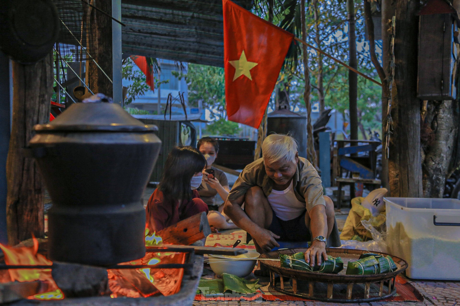 Người dân Đà Nẵng nấu bánh chưng xuyên đêm ủng hộ vùng lũ miền Bắc- Ảnh 6.