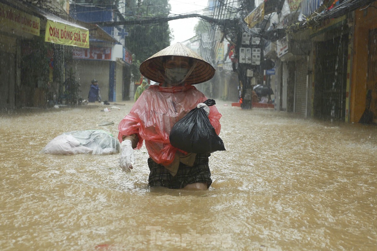 Hà Nội: Nước dâng cao cả mét, người dân dùng thuyền dọn đồ 'chạy lũ'- Ảnh 3. Hà Nội: Nước dâng cao cả mét, người dân dùng thuyền dọn đồ 'chạy lũ'- Ảnh 3.