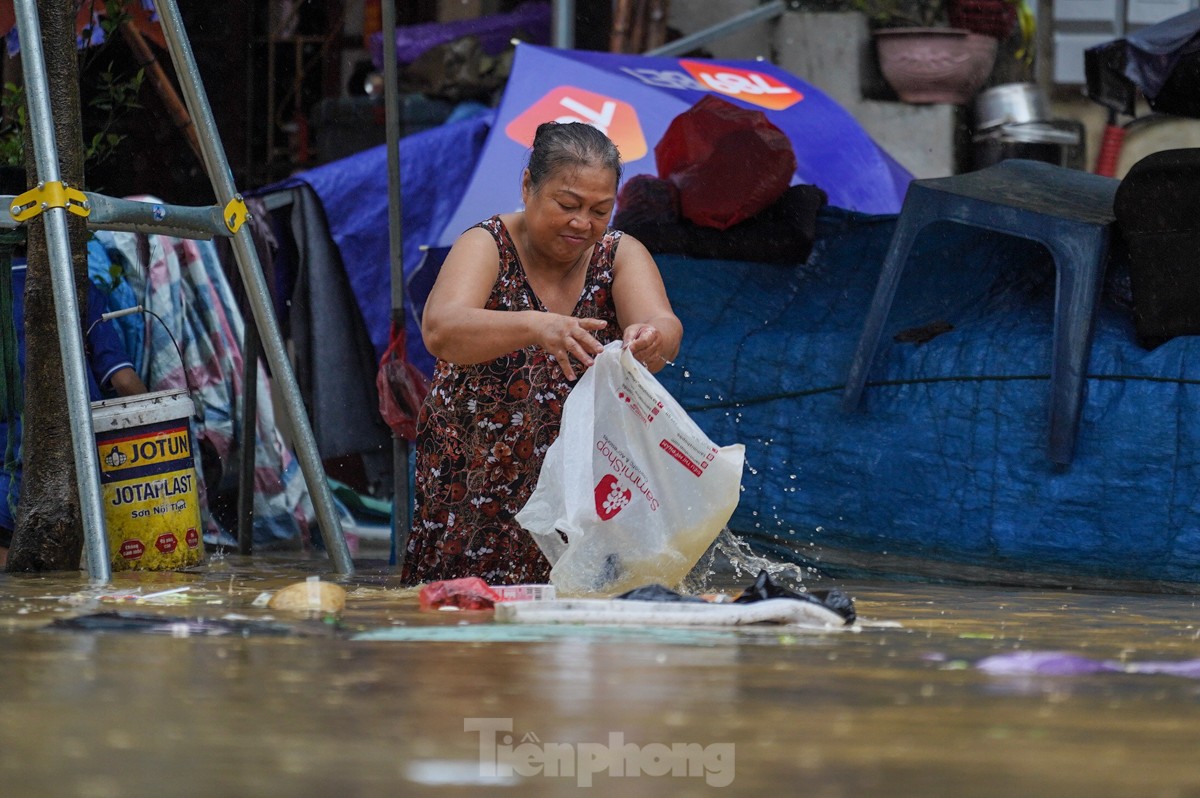 Hà Nội: Nước dâng cao cả mét, người dân dùng thuyền dọn đồ 'chạy lũ'- Ảnh 13. Hà Nội: Nước dâng cao cả mét, người dân dùng thuyền dọn đồ 'chạy lũ'- Ảnh 13.