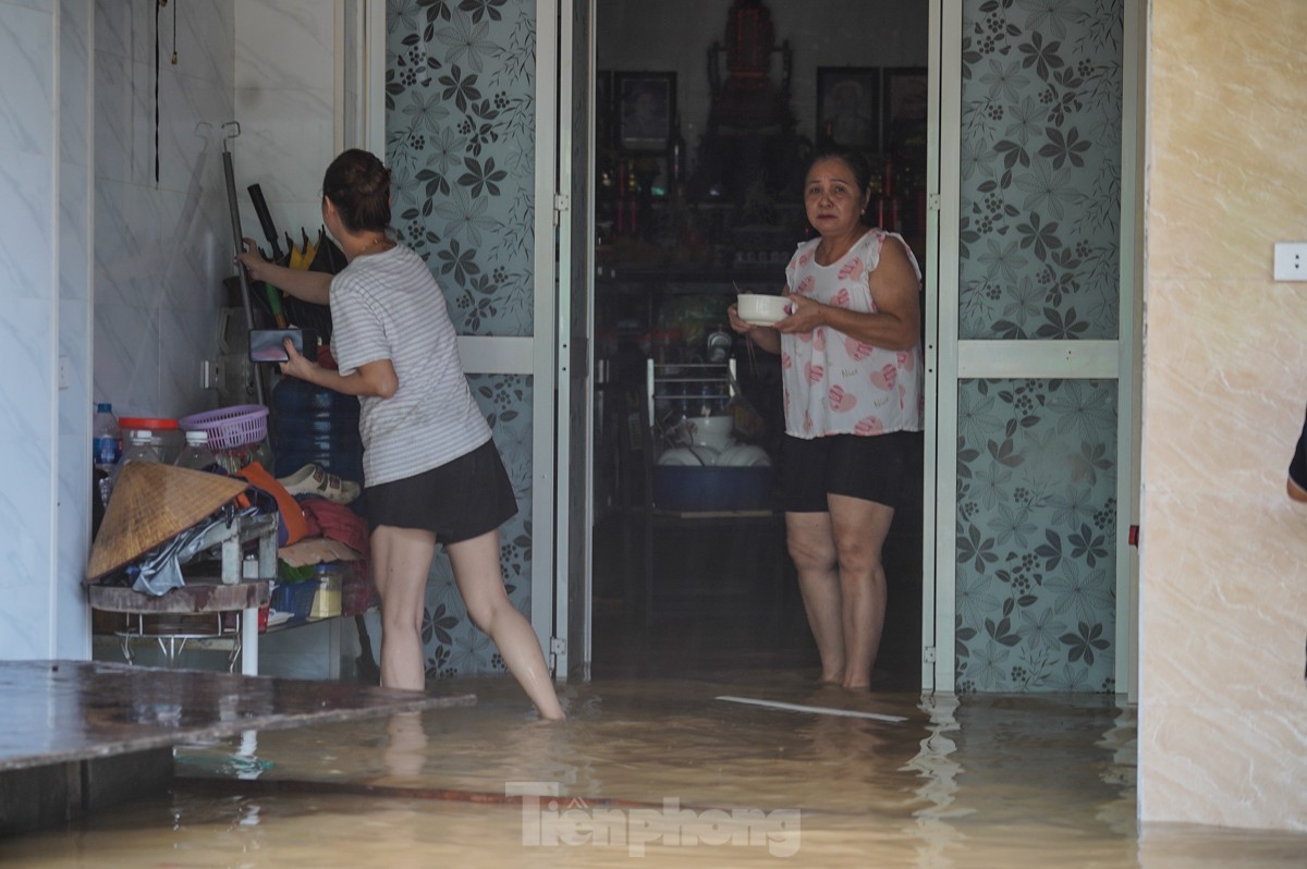Hà Nội: Nước dâng cao cả mét, người dân dùng thuyền dọn đồ 'chạy lũ'- Ảnh 12. Hà Nội: Nước dâng cao cả mét, người dân dùng thuyền dọn đồ 'chạy lũ'- Ảnh 12.